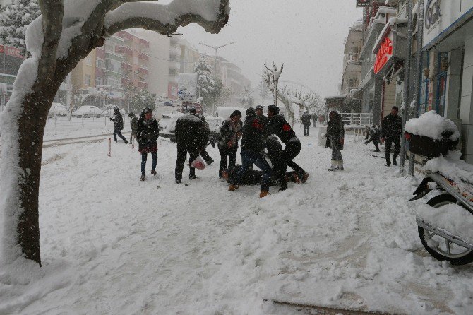 Mersin’de Kar Hayatı Felç Etti