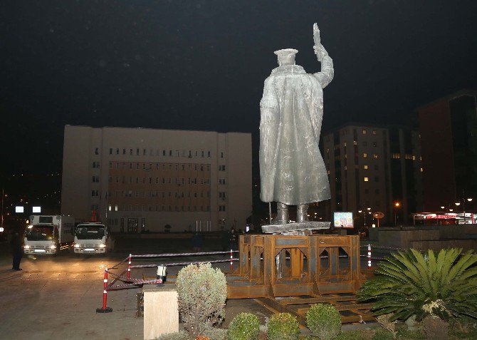 Rize’de Atatürk Heykeli Yeni Yerine Taşındı