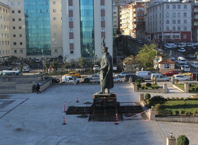 Rize’de Atatürk Heykeli Yeni Yerine Taşındı