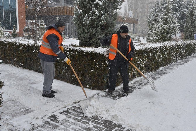 Temizlik İşlerinden Kar Temizleme Çalışması