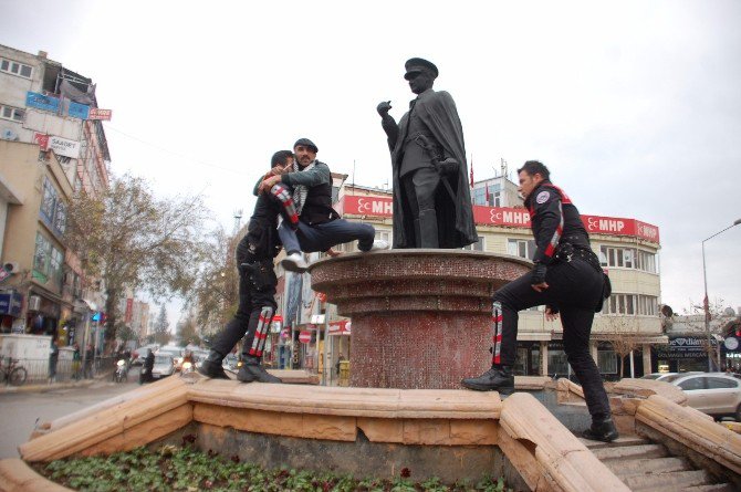 Atatürk Büstü Üzerinde Slogan Atan Şahıs Polis Tarafından İndirildi