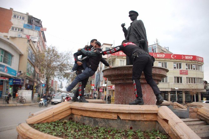 Atatürk Büstü Üzerinde Slogan Atan Şahıs Polis Tarafından İndirildi