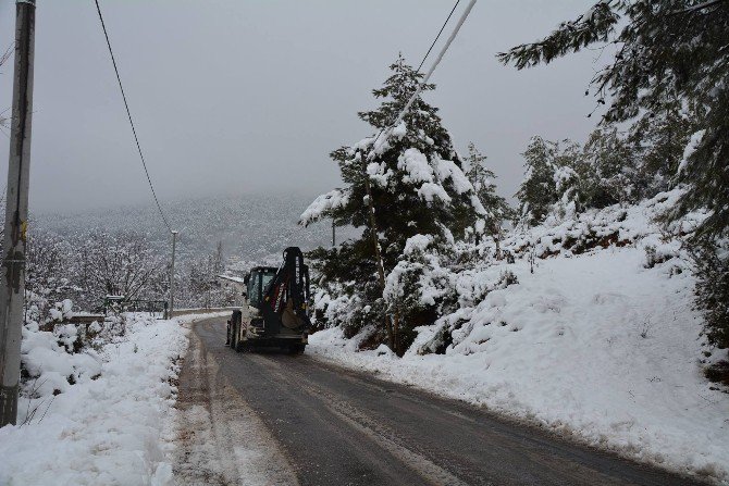 Kemer’de Kardan Kapanan Yayla Yolları Açılıyor