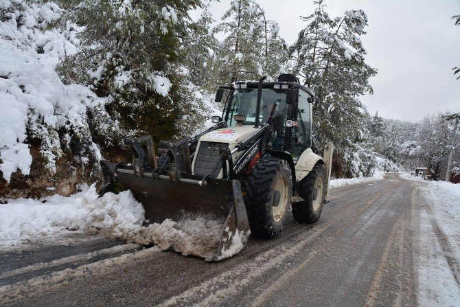 Kemer’de Kardan Kapanan Yayla Yolları Açılıyor