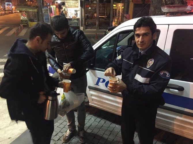 Gece Nöbet Tutan Polislere Sıcak Çorba İkramı