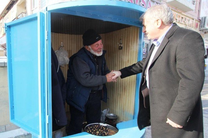 Bayburt Belediyesi Kestane Satıcılarının Yüzünü Güldürdü