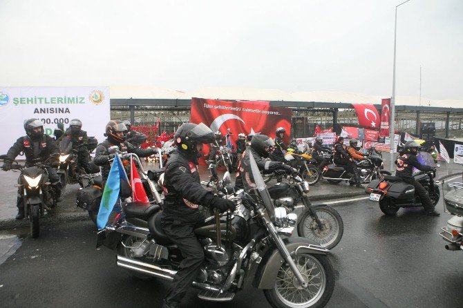 Motosiklet Tutkunları Şehitler Tepesi’nde Terörü Protesto Etti