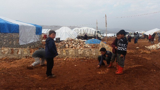 Zor Şartlara Rağmen Hayata Gülerek Bakıyorlar