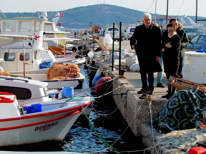 Çeşme’de Denize Sızan Yakıtın Temizliği Sürüyor