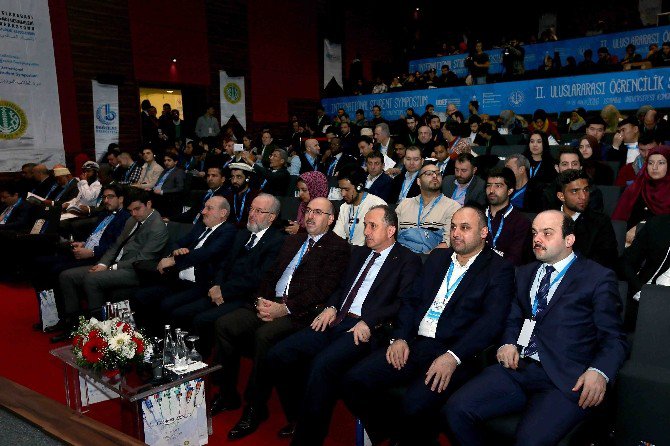 Dünyanın Dört Bir Tarafından Öğrenciler Sempozyumda Buluştu