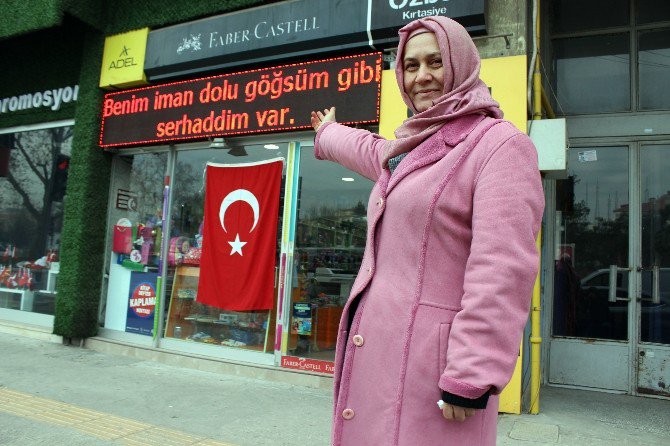 Teröre Tepki İçin İstiklal Marşı’nı Led Tabelasına Yazdı