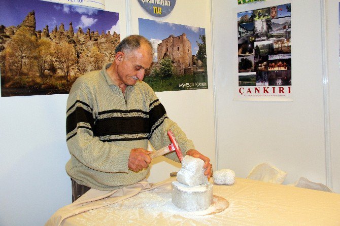 Hediyelik Eşya Fuarında Horlayana ’Kaya Tuzu’, Nefesi Güçlü Olana ’Cam Semazen’