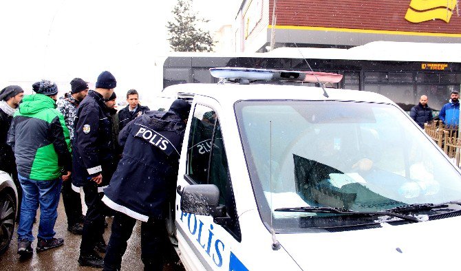 Polis Şüpheliyi Bırakıp, Gazeteciye Müdahale Etti