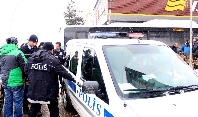 Polis Şüpheliyi Bırakıp, Gazeteciye Müdahale Etti