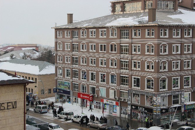 Çatıdan Düşen Çığ Gibi Kar Korku Dolu Anlar Yaşattı