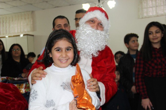 İskenderun’da Çocukların Noel Baba Sevinci