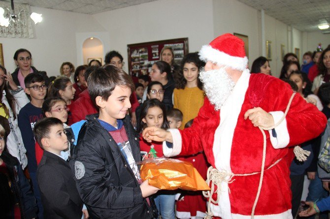 İskenderun’da Çocukların Noel Baba Sevinci