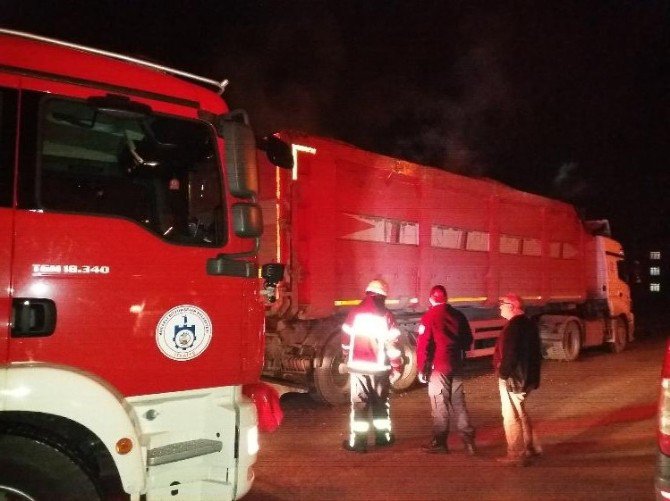 Park Halindeki Tır’dan Çıkan Dumanlar Mahalleliyi Korkuttu