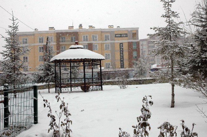 Bahçesaray Ve Çatak Yolu Ulaşıma Kapandı