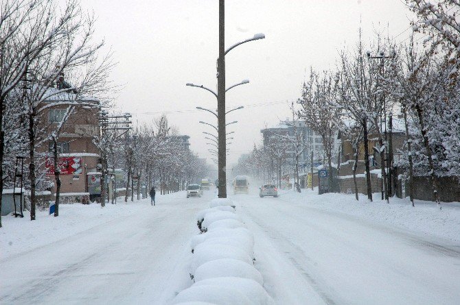 Bahçesaray Ve Çatak Yolu Ulaşıma Kapandı