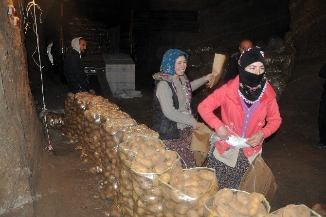 Sandıklı’da Üretilip Depolanan Patateslerin Sevkiyatı Başladı