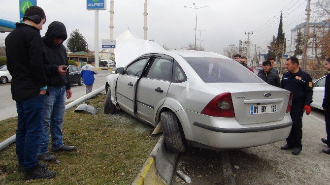 Aşırı Hızlı Otomobil Önce Kaldırıma Sonra Elektrik Direğine Çarptı