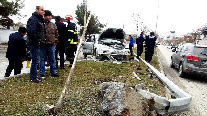 Aşırı Hızlı Otomobil Önce Kaldırıma Sonra Elektrik Direğine Çarptı