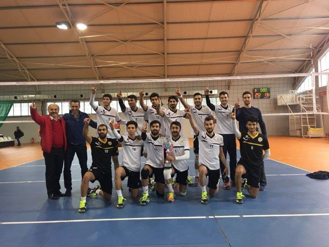 İnönü Üniversitesi Voleybol Takımı 1.lige Yükseldi