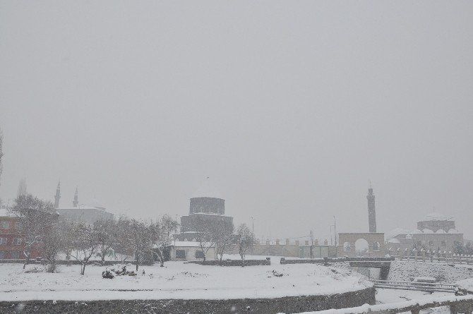 Kars’ta Yoğun Kar Yağışı