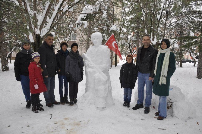 Yaptığı Kardan “Mehmetçik” İlgi Görüyor