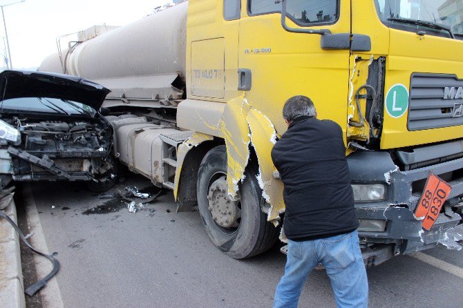 Kütahya’da Asit Tankeri Karşı Şeritteki Otomobile Çarptı