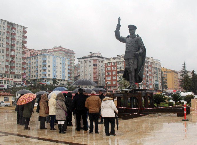 Taşınan Atatürk Anıtı Önünde İlk Etkinliği Chp Düzenledi