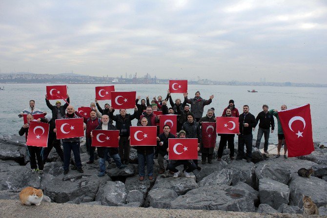 “Sarayburnu Fatihleri” Şehitler İçin Kış Soğuğunda Deniz Girip, Bayrak Açtı