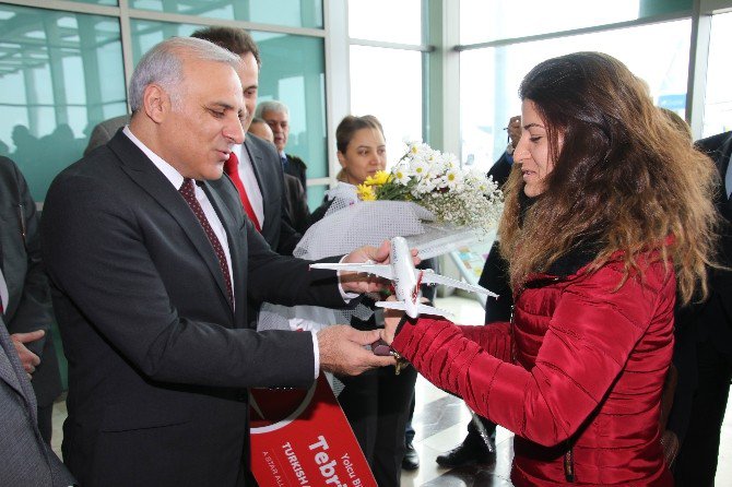 Elazığ Havalimanı’nda Bir Milyonuncu Yolcu Karşılandı