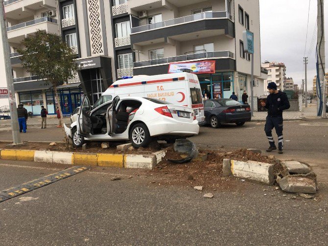 Kontrolden Çıkan Otomobil Refüje Çırptı