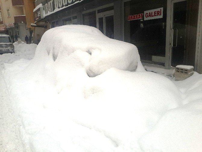 Ağrı’da Kar Yağışı Devam Ediyor