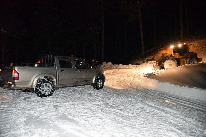 Antalya’da Kardan Yolu Kapanan Yaylada 6 Kişilik Aile Ve 300 Koyun Kurtarıldı