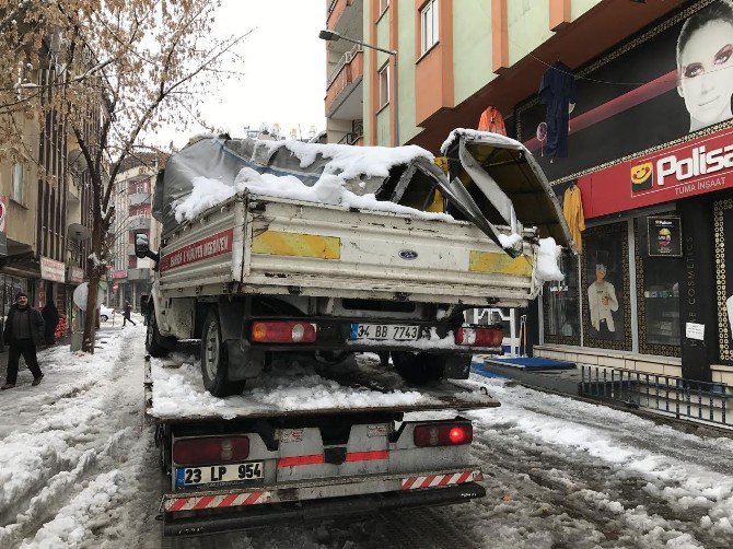 Bingöl’de Kar Kütleleri İki Araca Zarar Verdi