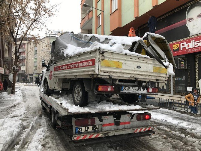 Bingöl’de Kar Kütleleri İki Araca Zarar Verdi