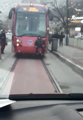 Tramvay Arkasında Ölümüne Yolculuk