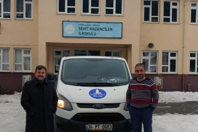 Deniz Feneri 80 Öğrenciye Bot Ve Mont Yardımında Bulundu