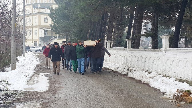 İstanbul’da Özel Bir Hastanenin Kapısına Bırakılan Genç Kız Toprağa Verildi