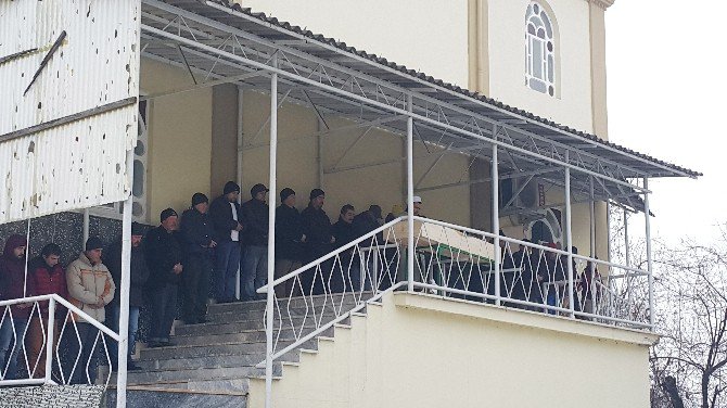 İstanbul’da Özel Bir Hastanenin Kapısına Bırakılan Genç Kız Toprağa Verildi