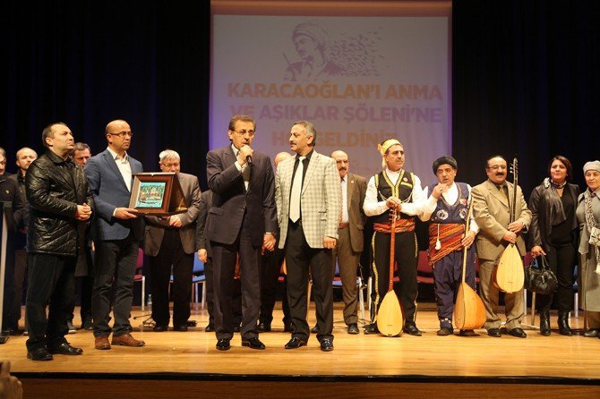 Karacaoğlan Anıldı, Aşıklar Atıştı