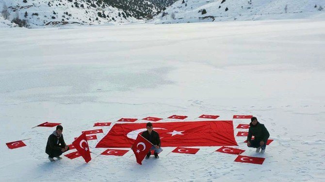 Buz Tutmuş Gölet Üzerinde Terörü Lanetlediler