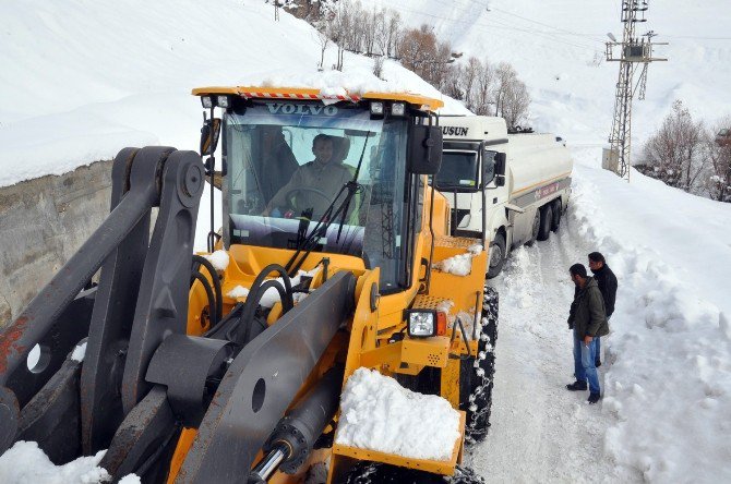 Hakkari’de Mahsur Kalan Araçlar Kurtarıldı