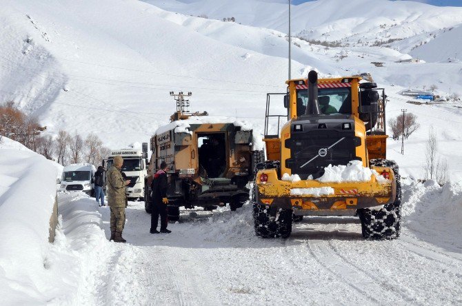 Hakkari’de Mahsur Kalan Araçlar Kurtarıldı