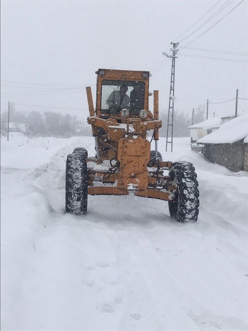 Malazgirt Konakkuran Beldesinde Kar Temizleme Çalışması