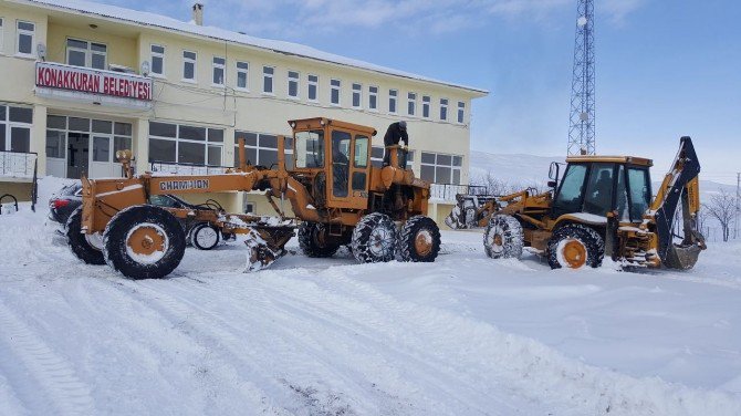 Malazgirt Konakkuran Beldesinde Kar Temizleme Çalışması