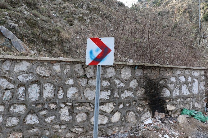 Hedef Tahtası Olarak Trafik Levhalarını Seçtiler